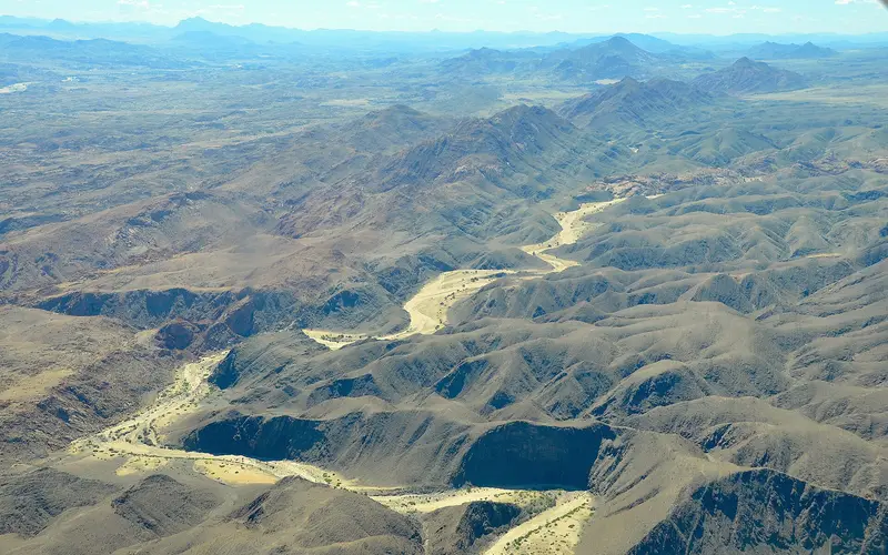 Luftbild über die Namib und einen Nebenfluss des Swakop